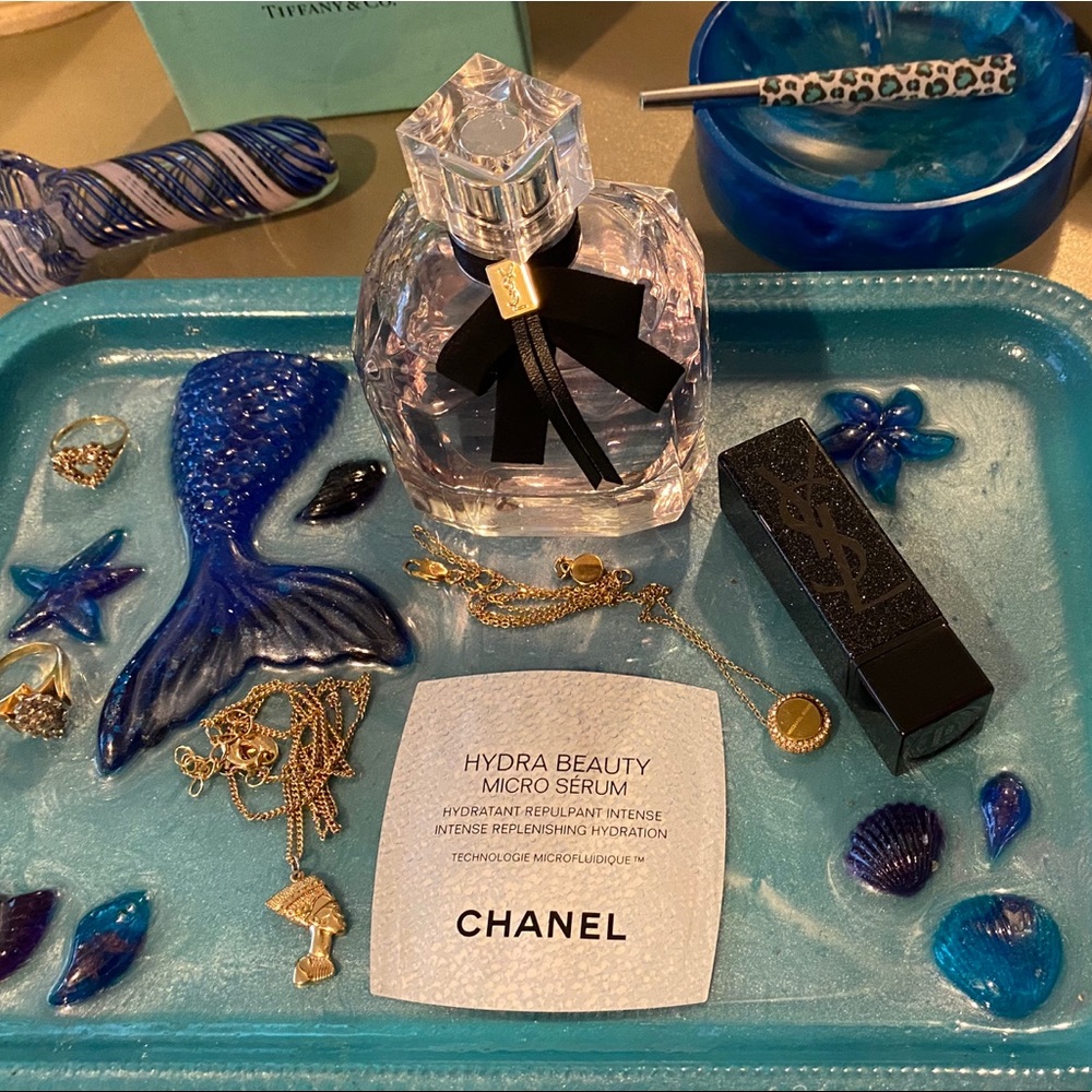 🚫🔥🔥SOLD🚫🔥🔥Blue Mermaid Beauty/Rolling Tray